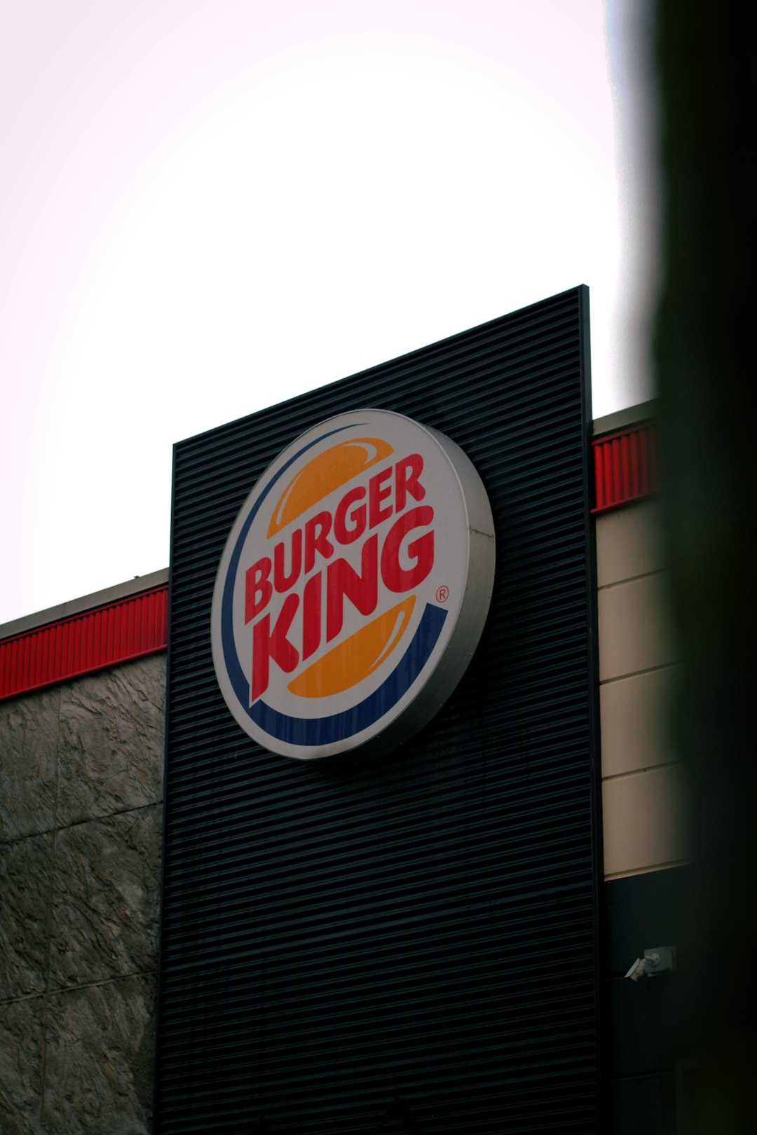 Direito do Trabalho e Previdenciário: o que está em jogo em Burger King é condenado a indenizar trabalhadora por uniforme que não servia