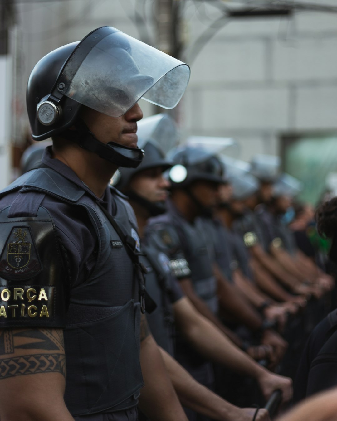 Direito Penal e Processo Penal: o que está em jogo em Infração 608-41: ultrapassar veículos em fila parados por sinal luminoso