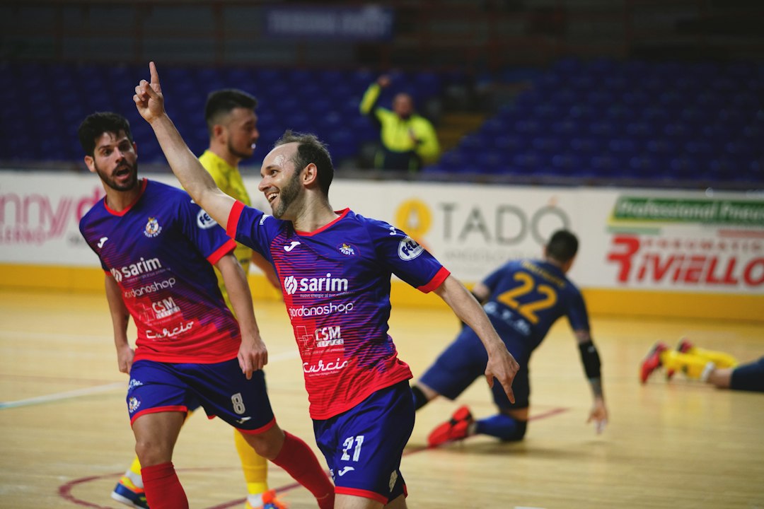 Direito Tributário: o que está em jogo em Título: Infração 561-43: parar na pista de rolamento das vias de trânsito rápido