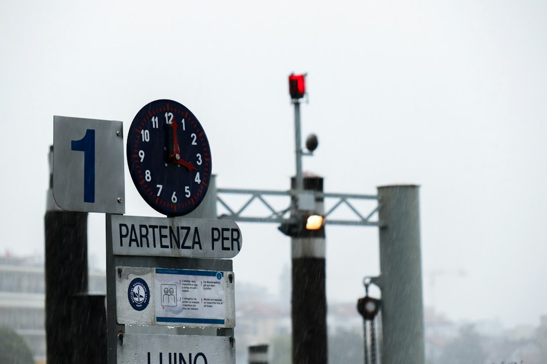 Jurisprudência e Instituições: o que está em jogo em Infração 555-00: estacionar em local ou horário proibido pela sinalização