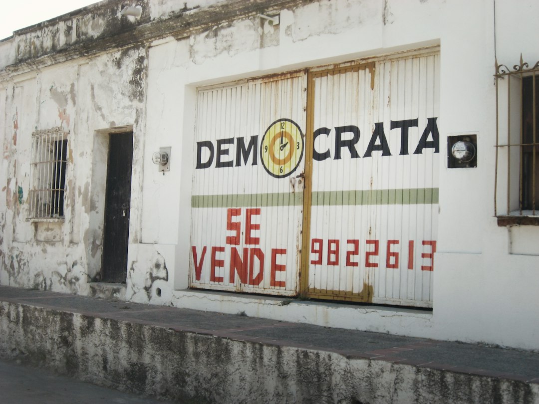 Direito Tributário: o que está em jogo em Infração 546-00: estacionar em guia rebaixada destinada à entrada ou saída de veículos