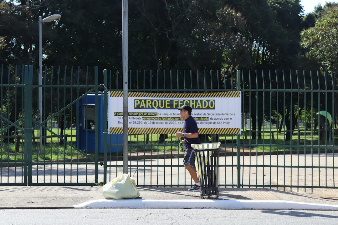 Direito Penal e Processo Penal: o que está em jogo em Infração 712-93: conduzir ciclomotor na pista de uma rodovia