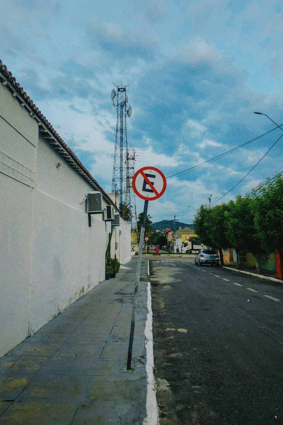Jurisprudência e Instituições: o que está em jogo em Infração 644-00: fazer uso do facho de luz alta dos faróis em vias providas de iluminação pública