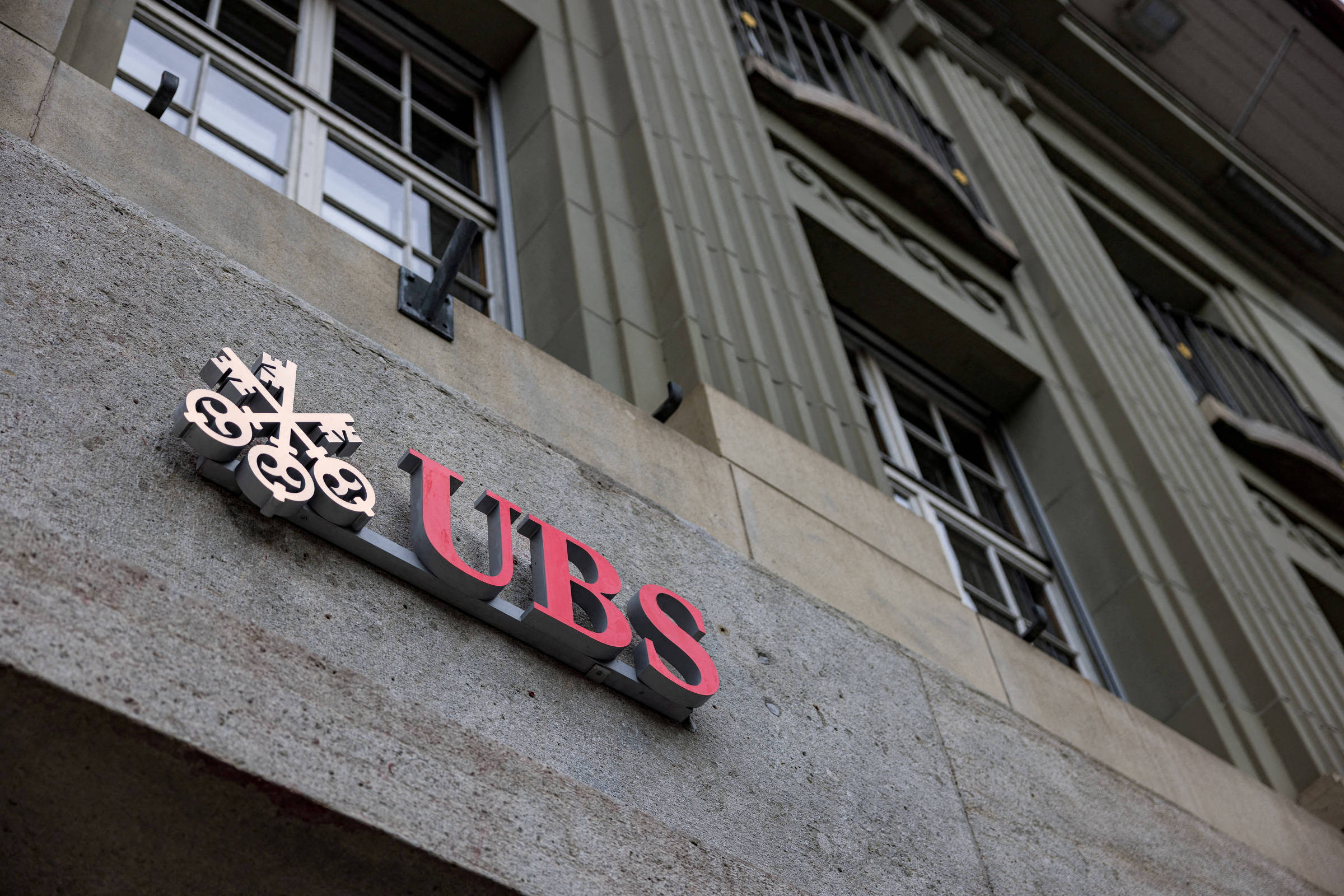 Direito e Administração Pública: o que está em jogo em Banco UBS exige que candidatos a cargos juniores demonstrem domínio de IA