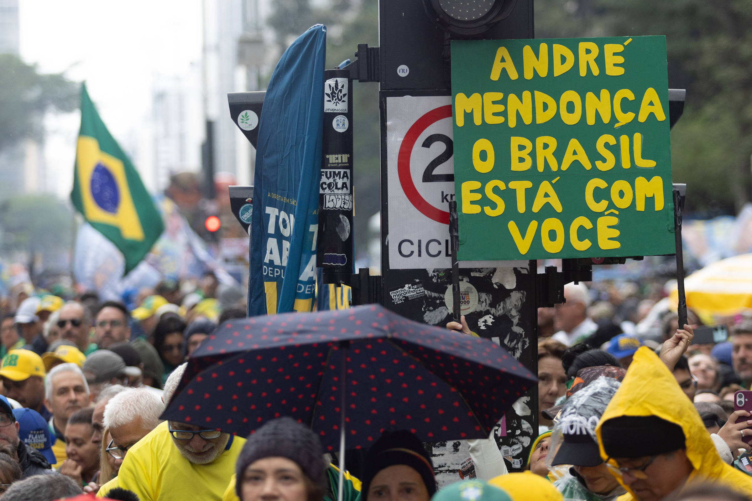 Jurisprudência e Instituições: o que está em jogo em Candidatos à Presidência surfam na onda das redes, atacam STF, mas abraçam Mendonça