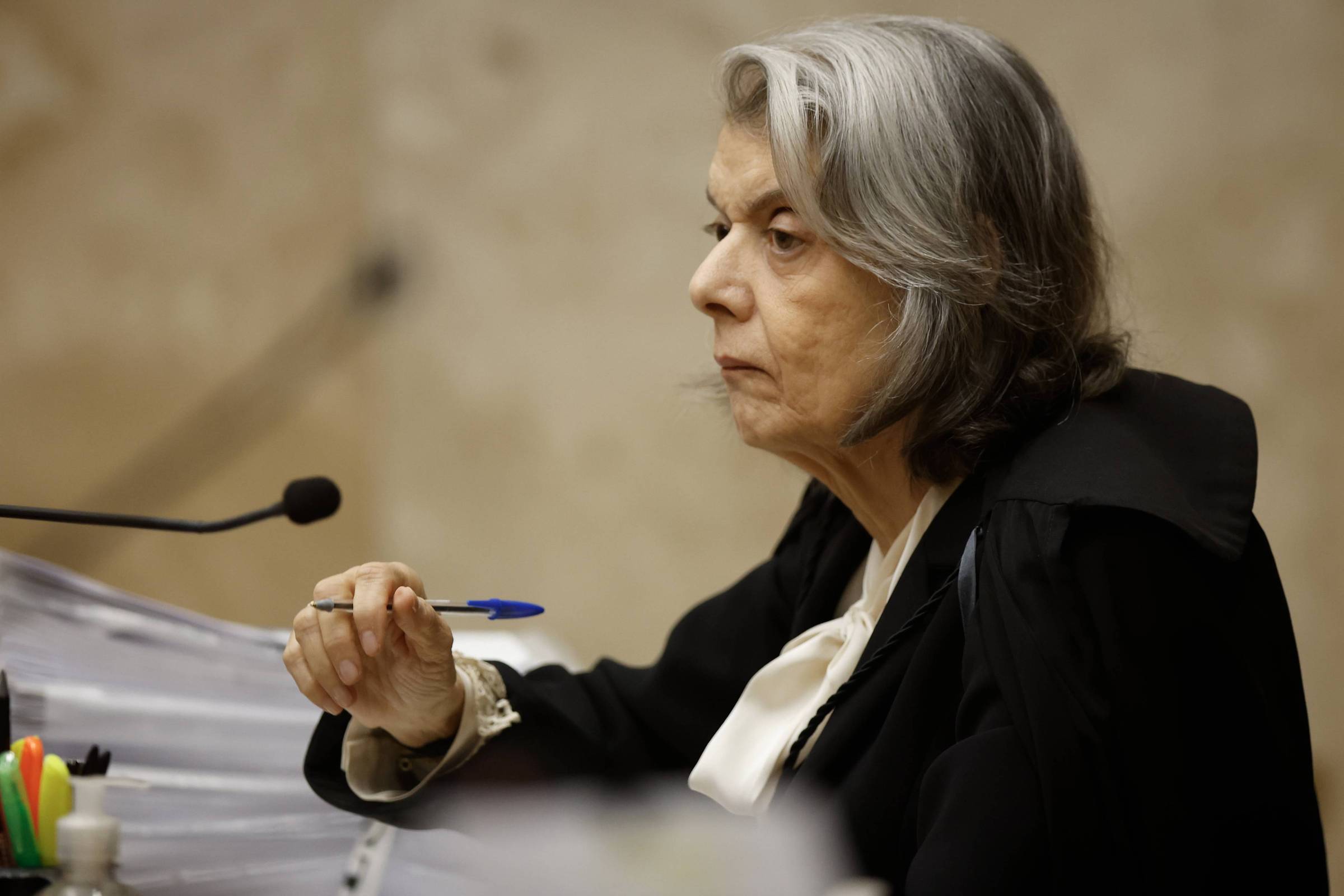 Jurisprudência e Instituições: o que está em jogo em Cármen Lúcia vê erros tanto de Moraes quanto de Mendonça e vira peça-chave na disputa por hegemonia no STF
