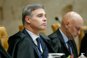 Jurisprudência e Instituições: o que está em jogo em Decisão de afastar diretor da PF pode ser suspensa por Fachin e submetida ao Plenário