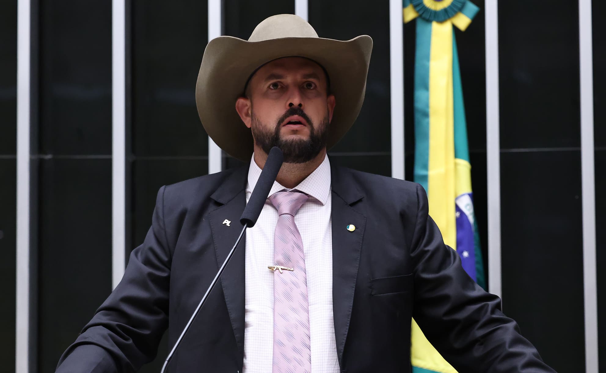 Deputado Zé Trovão (PL), aliado de Flávio Bolsonaro, vai ao TSE contra aumento do Bolsa Família