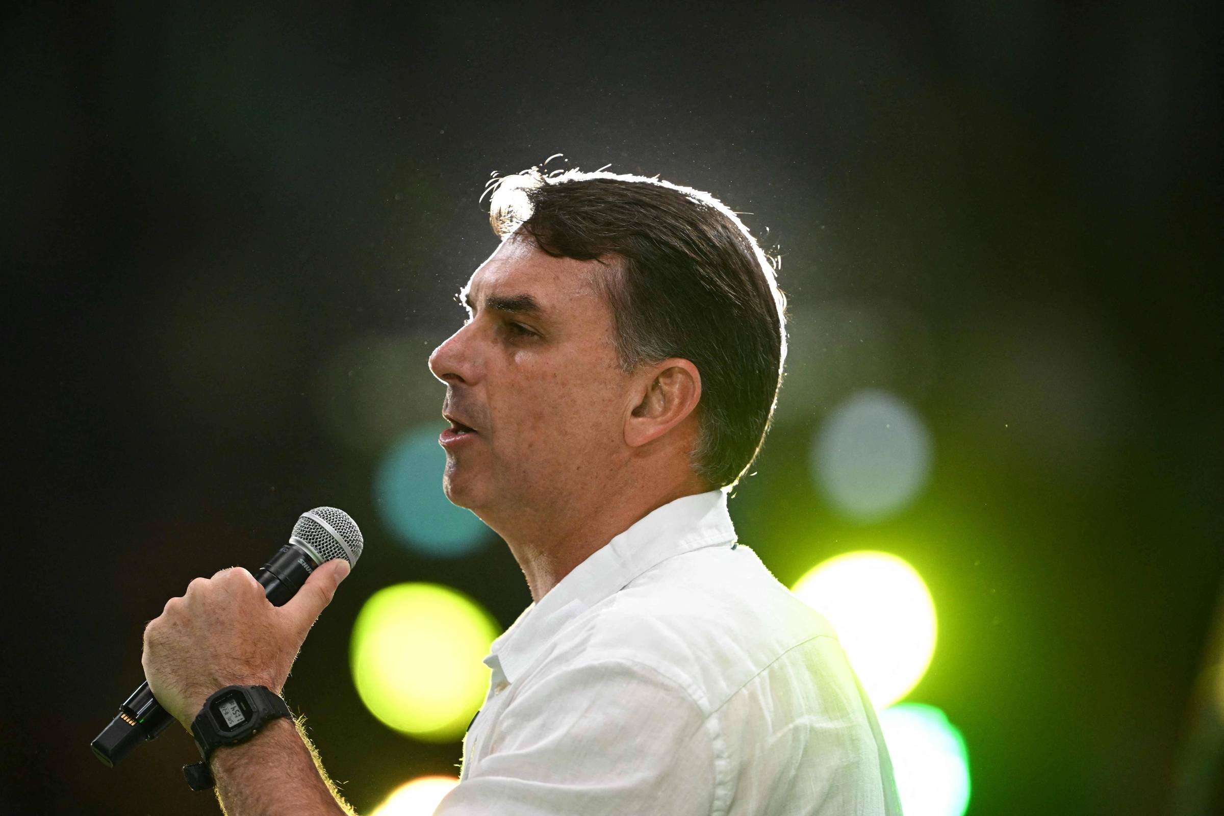 Jurisprudência e Instituições: o que está em jogo em Flávio Bolsonaro cobra voto de Cármen contra Moraes e diz que ela deve se preocupar com biografia