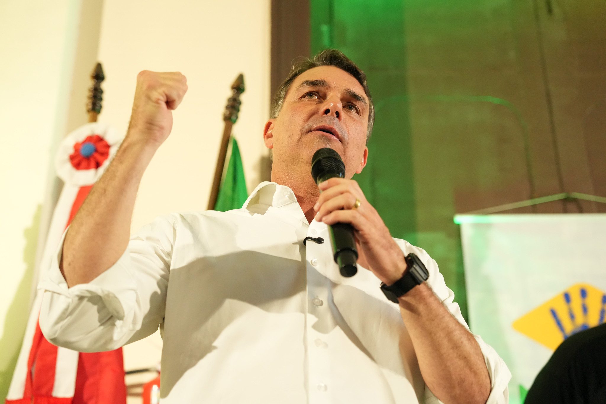 Política Institucional: o que está em jogo em Flávio Bolsonaro pede ‘espada da Justiça na Praça dos 3 Poderes’, em culto com pedido de benção a Mendonça