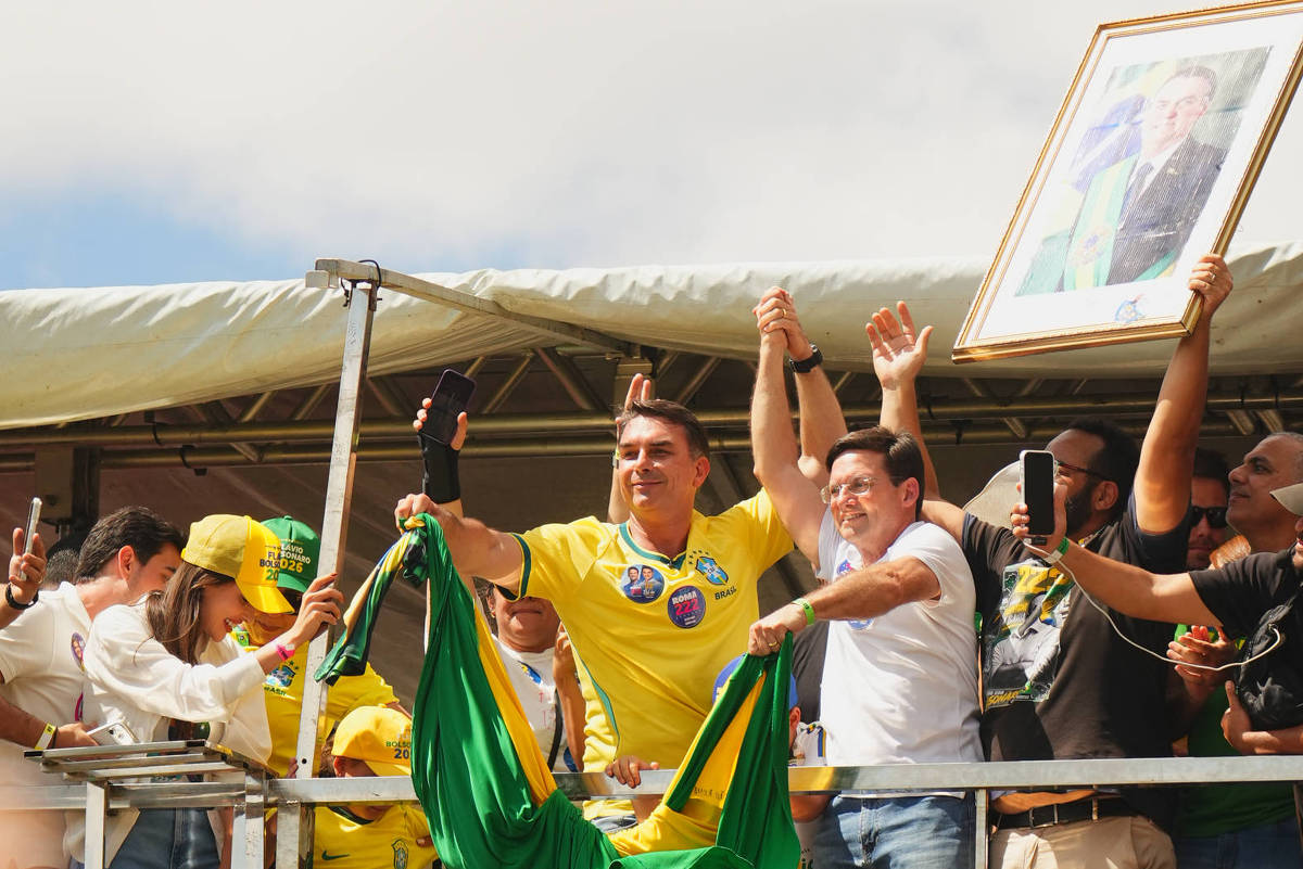 Flávio Bolsonaro repete Jair e diz que vai recrutar apoiadores para fiscalizar urnas