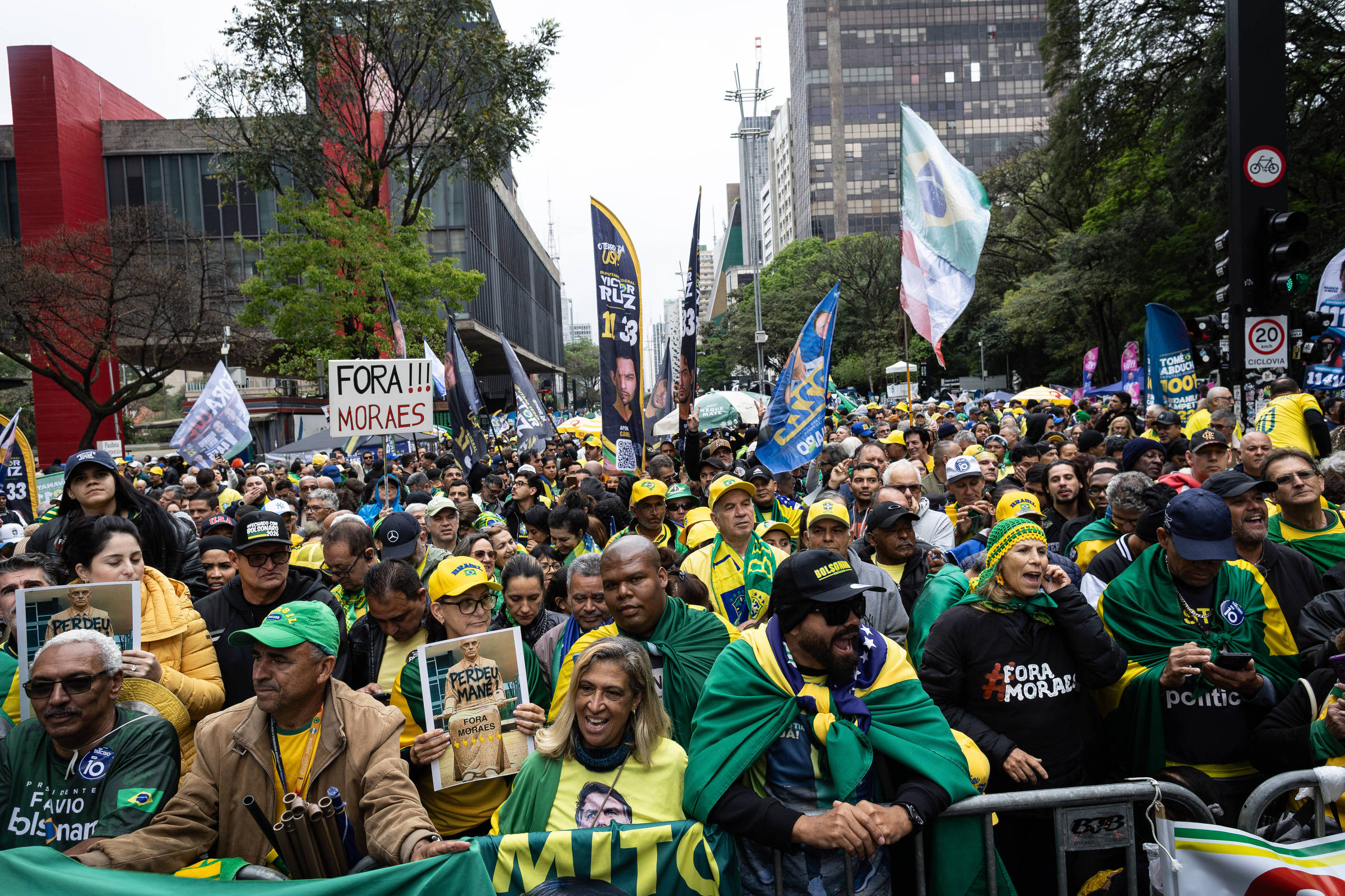 Jurisprudência e Instituições: o que está em jogo em Flávio Bolsonaro reúne apoiadores na Paulista em ato com ataques a Moraes e defesa de Mendonça