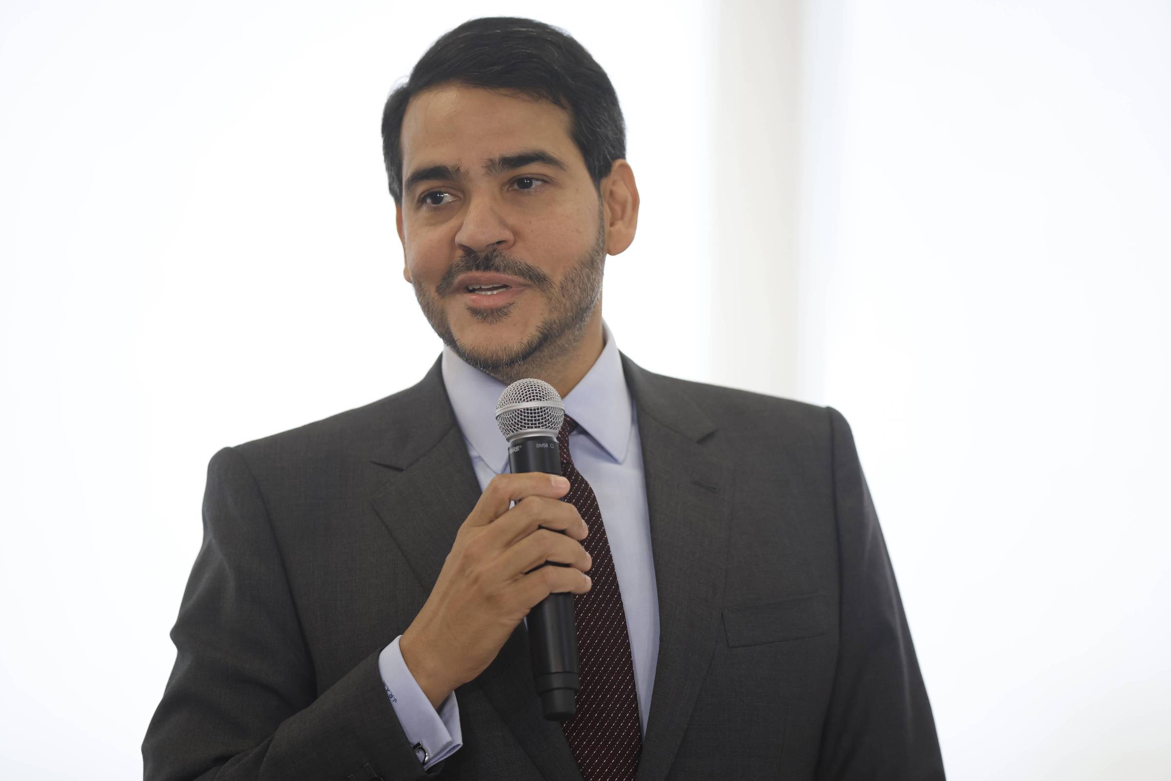 Jurisprudência e Instituições: o que está em jogo em Função pública jamais deve se orientar por amizades, diz Messias, sem citar críticas da PF