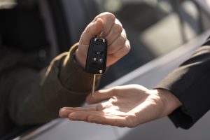 Furto ao deixar carro ligado enquanto abre portão não gera perda do seguro