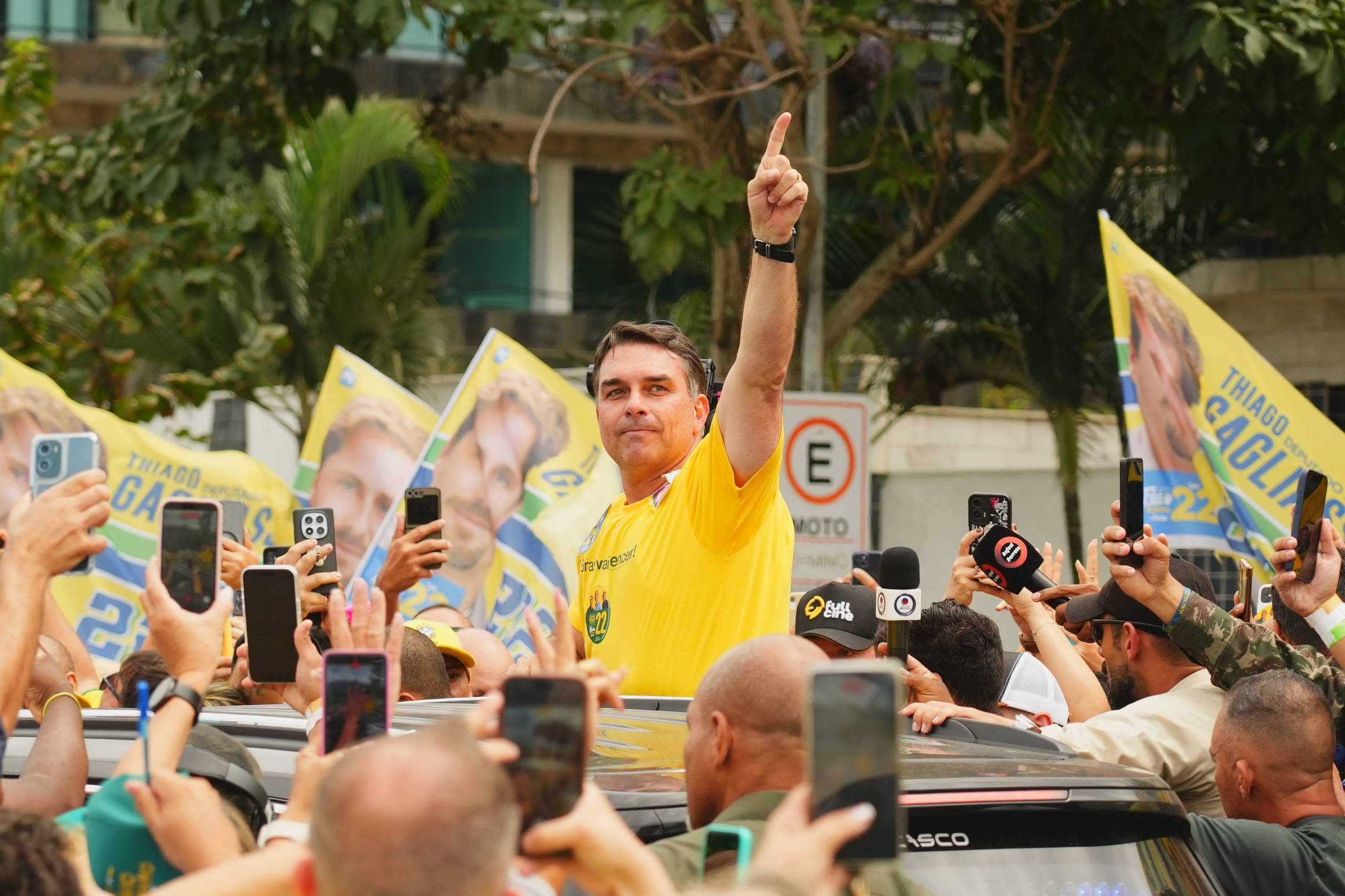 'Graças a Deus o sigilo foi afastado', diz Flávio, que pede liberação de inquérito de Lulinha