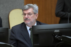 Nunes Marques vai relatar pedido de perda do cargo de Marco Buzzi