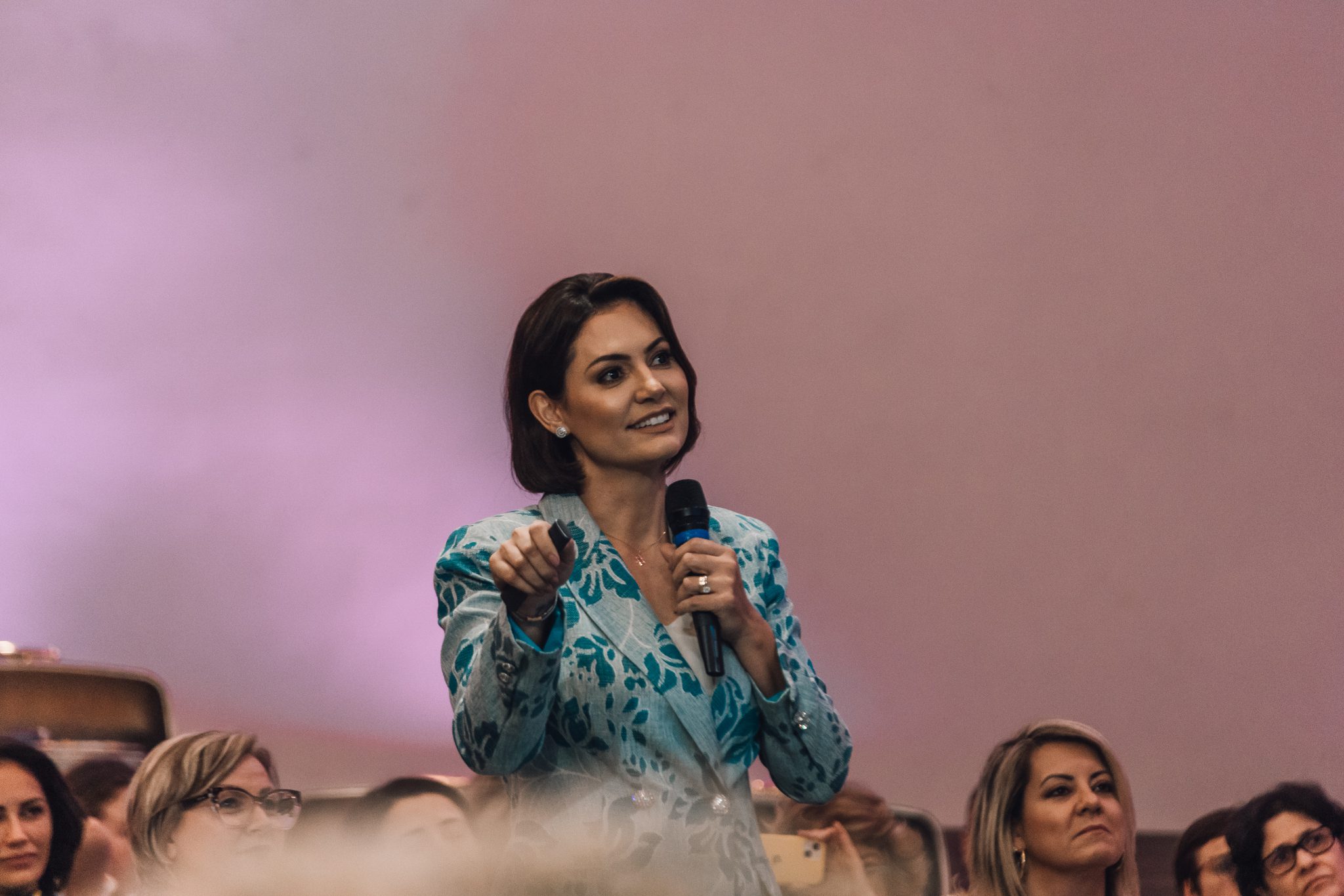 Direito e Administração Pública: o que está em jogo em Pesquisa Meio/Ideia: Michelle sai fortalecida, mas disputa familiar não muda voto