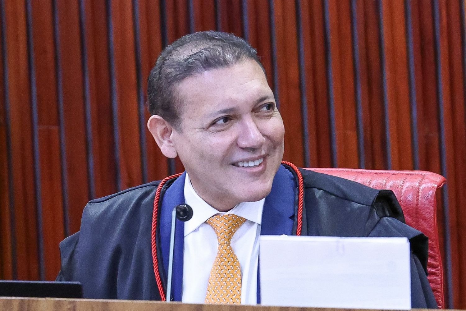 Jurisprudência e Instituições: o que está em jogo em JOTA Principal: Nunes Marques terá teste em julgamento no TSE sobre pesquisa suspensa a pedido de Flávio Bolsonaro