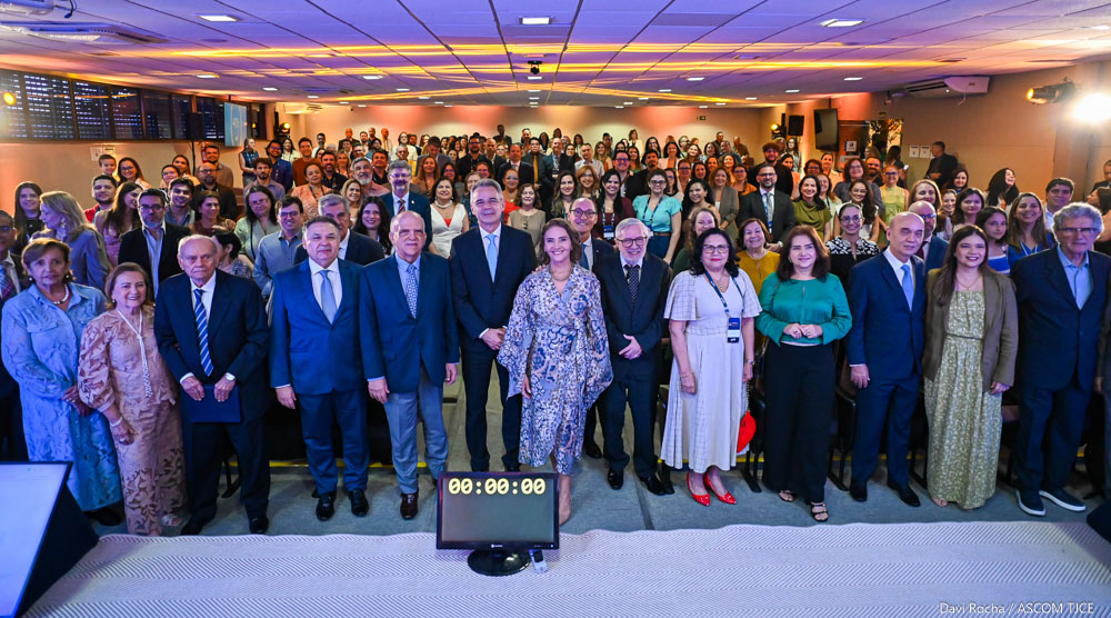 Jurisprudência e Instituições: o que está em jogo em Homenagens a ex-diretores marcam segundo dia de comemorações dos 40 anos da Esmec