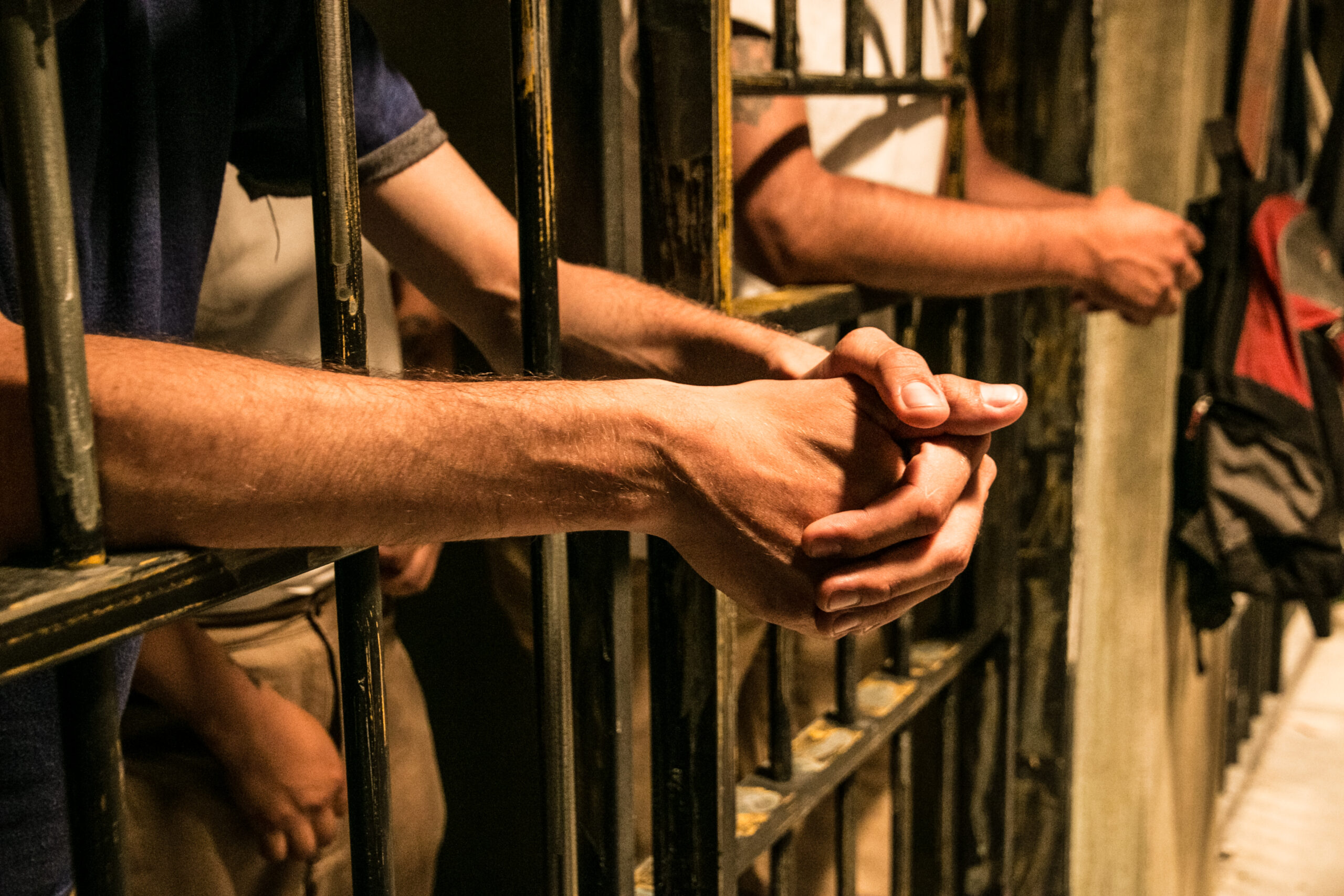Direito Penal e Processo Penal: o que está em jogo em Prisão como pedágio jurisdicional e o limbo antes da execução penal