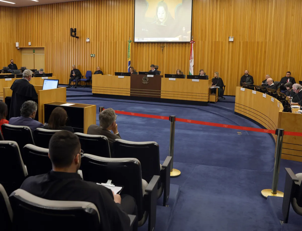 TST anula contratos e reconhece vínculo único entre estagiária e distribuidora