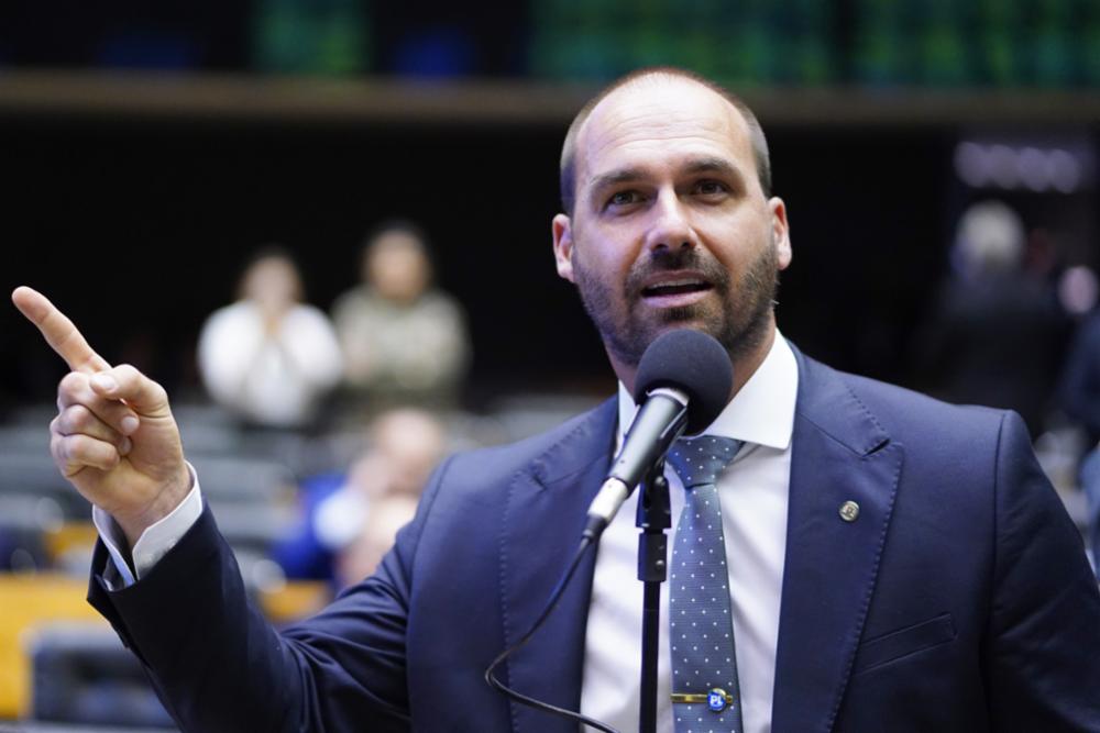 Direito Penal e Processo Penal: o que está em jogo em STF condena Eduardo Bolsonaro a 4 anos e 2 meses de prisão por coação em processo contra seu pai