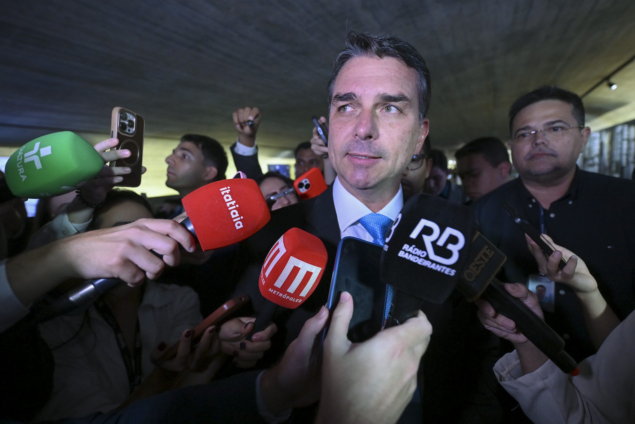 Direito Penal e Processo Penal: o que está em jogo em Irmãos Bolsonaro devem responder por incentivarem atos típicos de guerra contra o Brasil