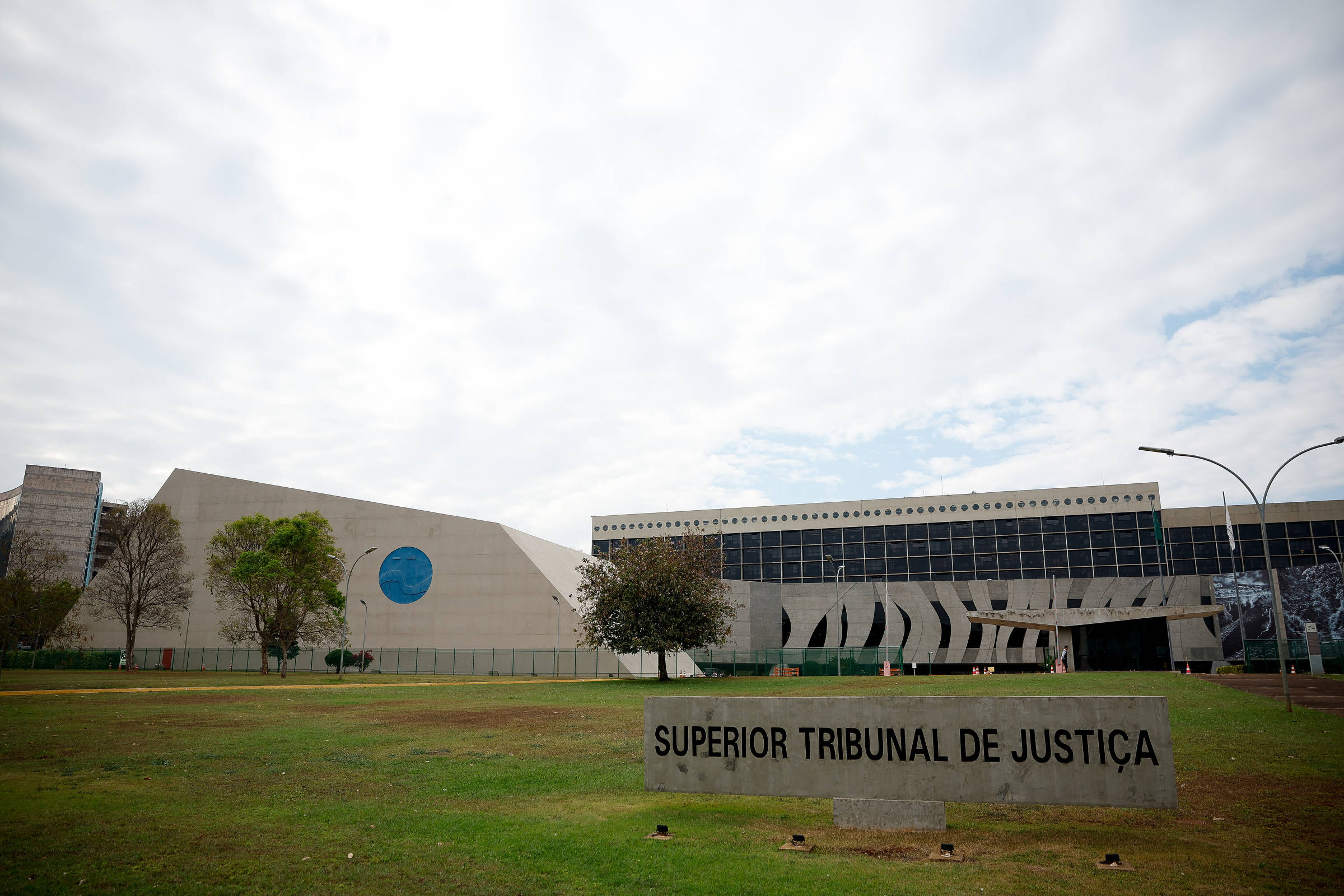 Jurisprudência e Instituições: o que está em jogo em STJ paralisa ações e vai discutir abuso em cartão do consignado e dano moral presumido